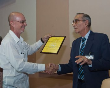 Entregan certificación de calidad ISO 9001 a Clínica Central Cira García, de Cuba