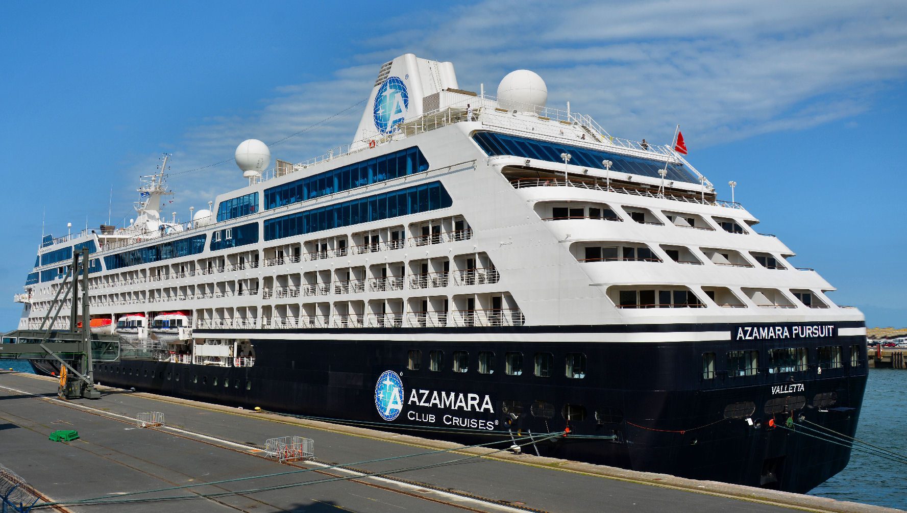 barco de Azamara atracado en un muelle