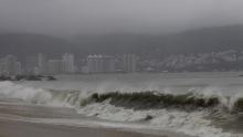 Acapulco cierra puerto por onda tropical número 30