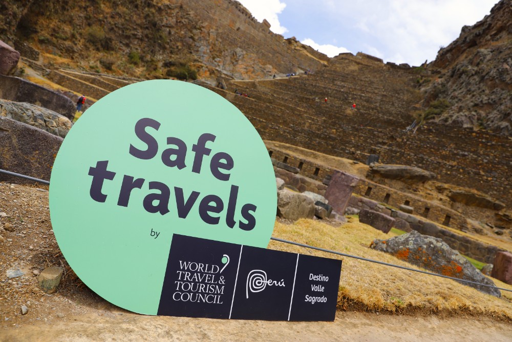 logo de WTTC Safe Travels en paisaje de Perú