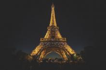 Torre Eiffel de noche, iluminada, París, Francia