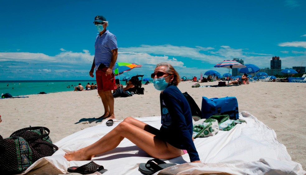 mujer y hombre en una playa mexicana