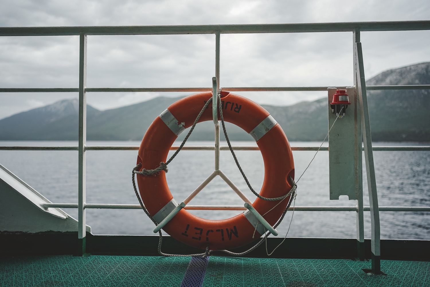 salvavidas en la baranda de un crucero