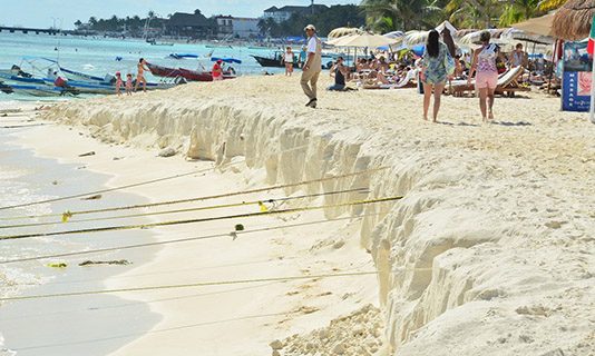 Limpieza de arenales en Cancún no afecta al turismo