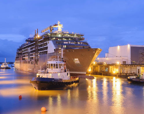 El barco de cruceros Europa 2 toca el agua por primera vez en astilleros de Francia