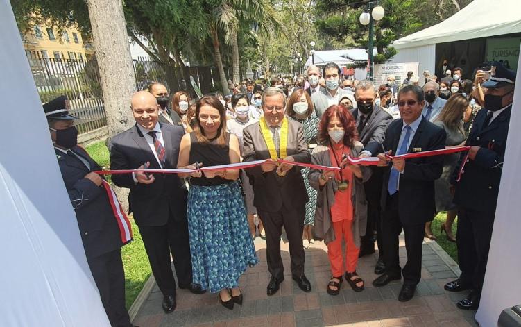 Amora Carbajal, presidenta ejecutiva PROMPERU; Luis Molina, alcade de Miraflores; Isabel Alvarez, viceministra de Ministeriode COmercio Exterior y Turismo (MINCETUR), Ricardo Acosta, Presidente de APAVIT