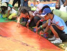 Panamá bate récord Guiness con 5.084 personas pintando un lienzo al mismo tiempo