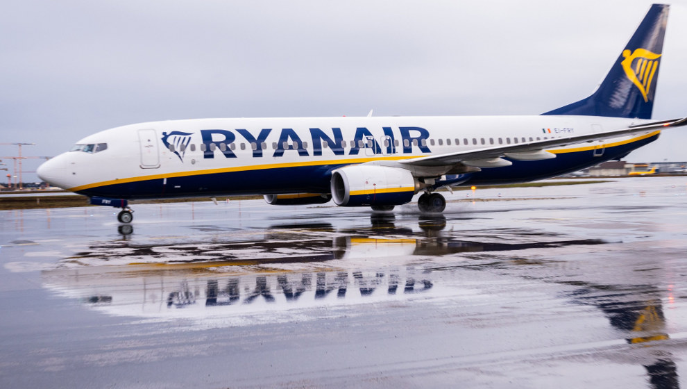 avión de Ryanair en la pista