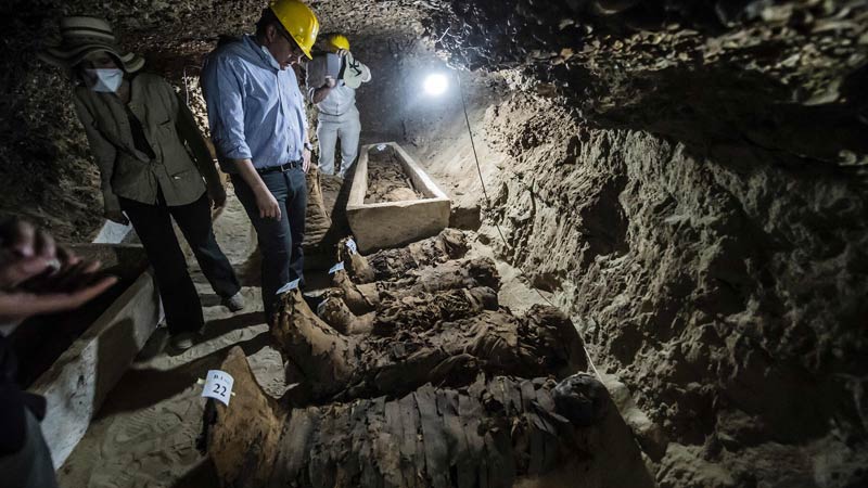 Hallan 17 momias en una necrópolis subterránea en Egipto