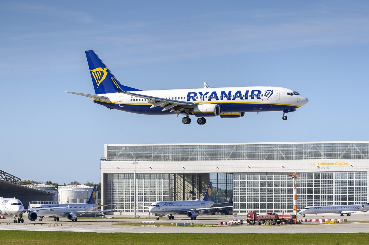 Avión de la aerolínea Ryanair en pleno vuelo