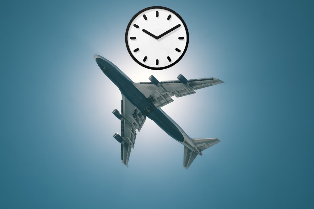 avión en el aire y un reloj encima