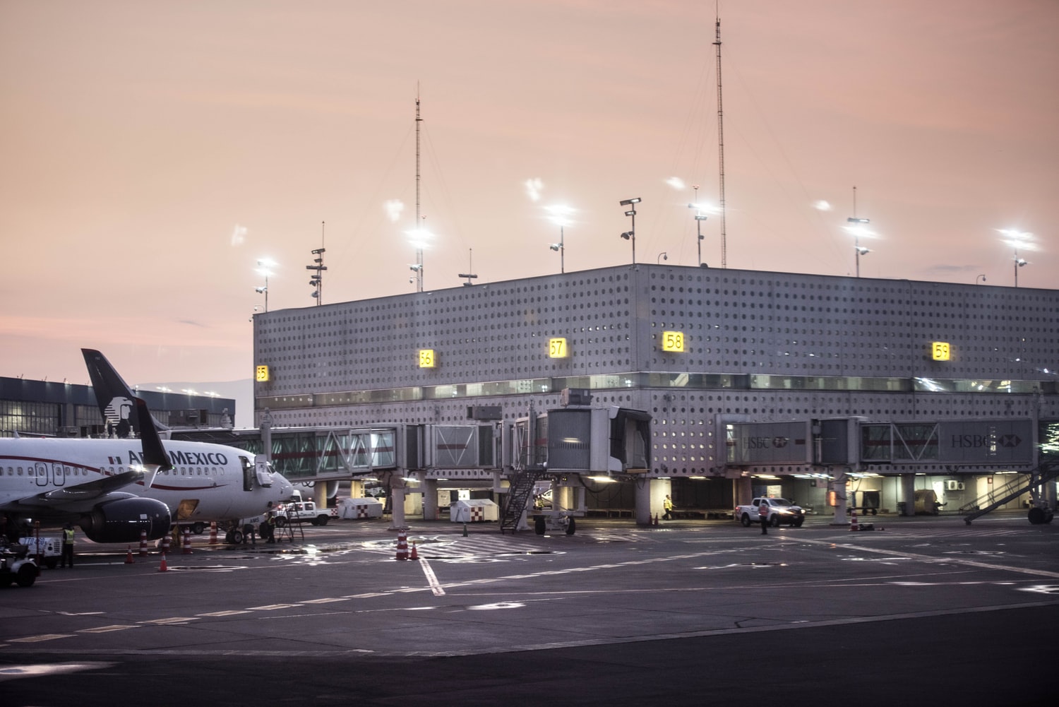 aeropuerto de Ciudad de México al atardecer