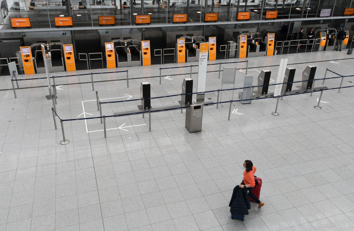 mujer en un aeropuerto vacío