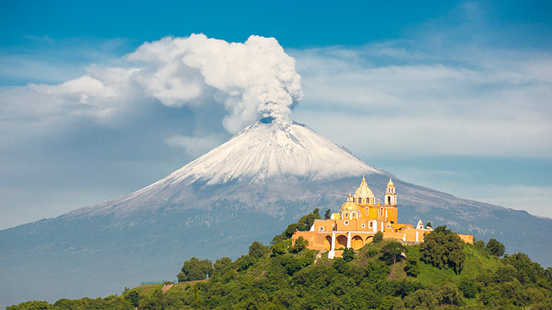 Volcan Popocatepetl y iglesia de los remedios