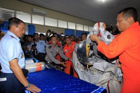 Confirman que el clima desencadenó accidente del vuelo de AirAsia