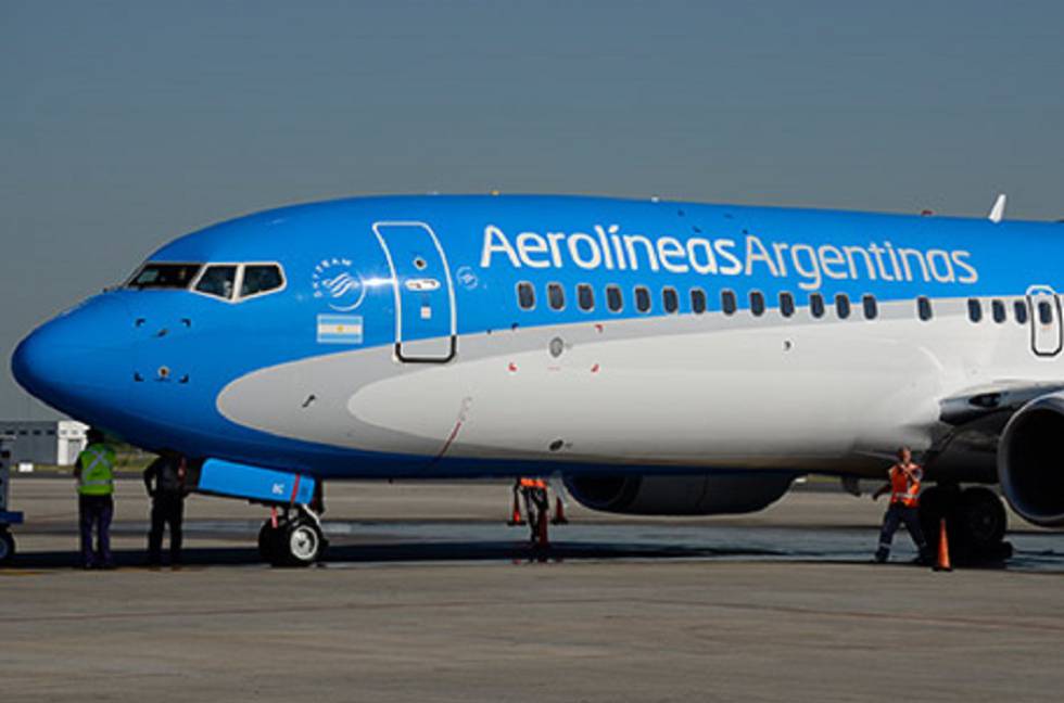 Avión con el logo de aerolíneas argentinas