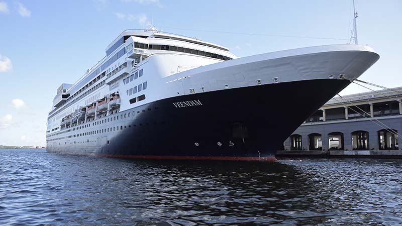 Veendam atraca en La Habana