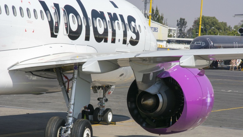 Volaris avión en la pista