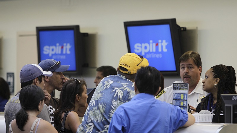 Cancelación de vuelos provoca protesta de pasajeros en aeropuerto de Florida