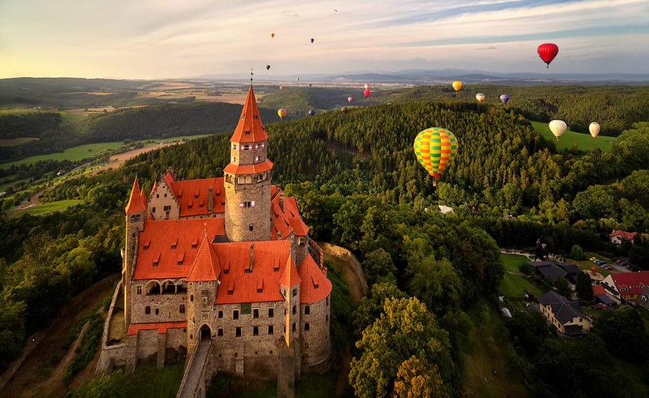 globo aerostático sobre un castillo de Praga