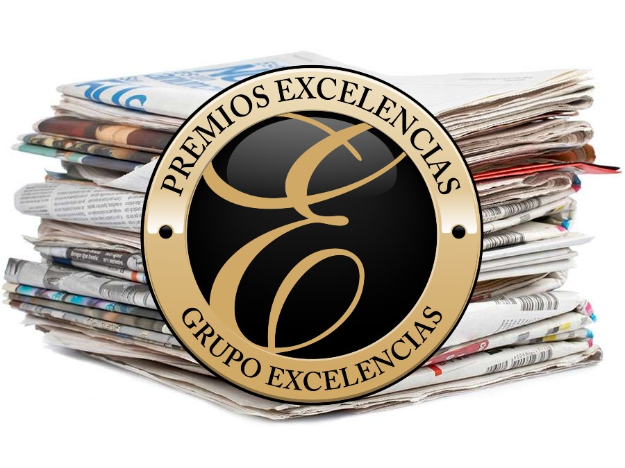 grupo de periódicos y el sello de los Premios Excelencias