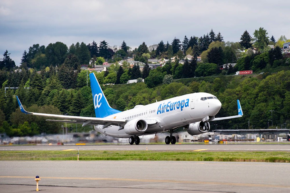 avión de Air Europa en la pista, despegando