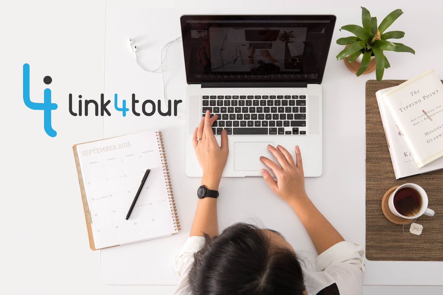 mujer trabajando en una laptop y el logo de Link4Tour a la izquierda