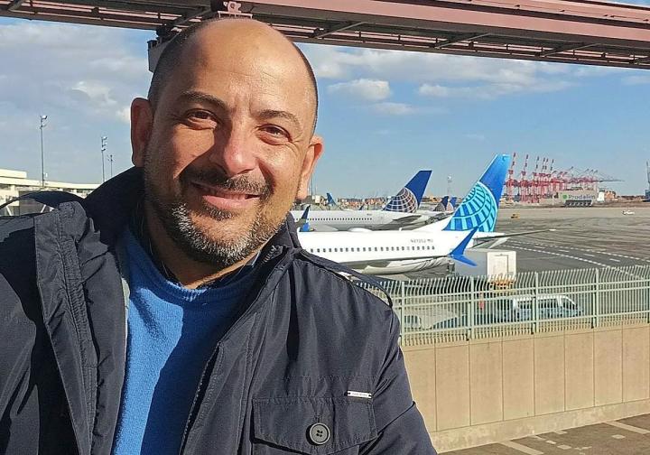 Antonio del Toro United Airlines