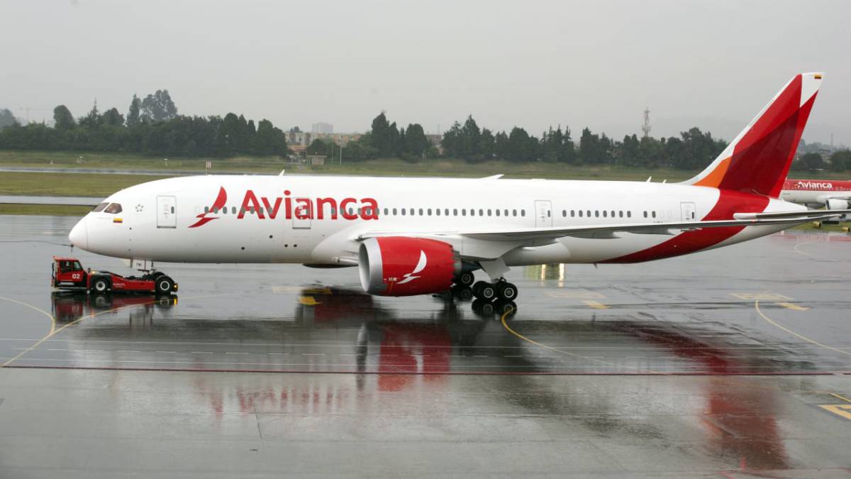 Avión de Avianca en la pista