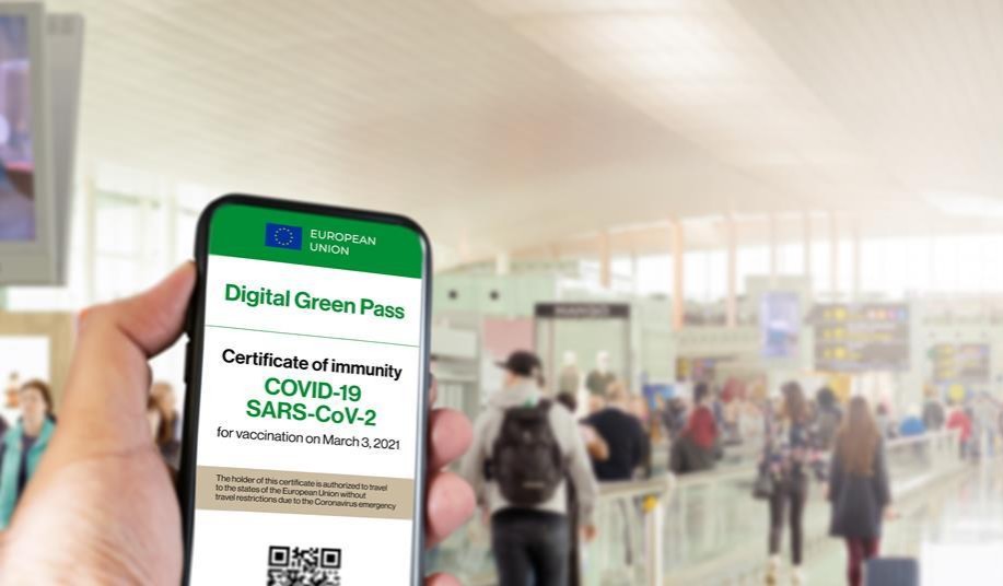 green pass de la Unión Europea, en un teléfono