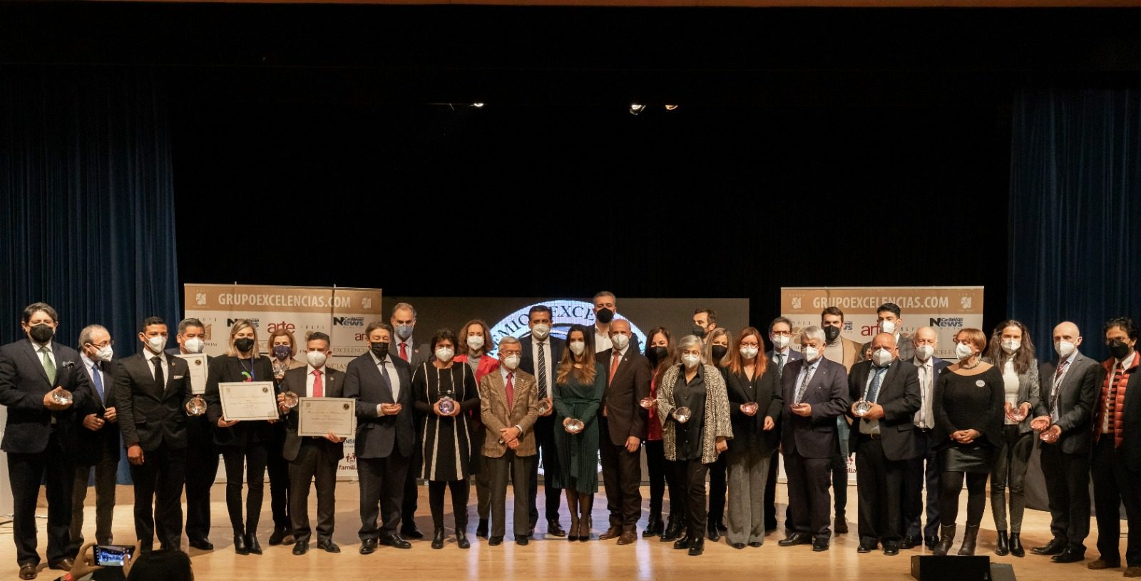 Foto de familia. Premios Excelencias 2021 en FITUR 2022