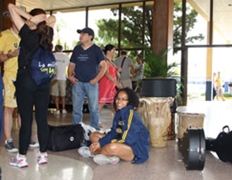 Constituyen brigadas culturales internacionales de solidaridad en Holguín tras el paso del huracán Sandy