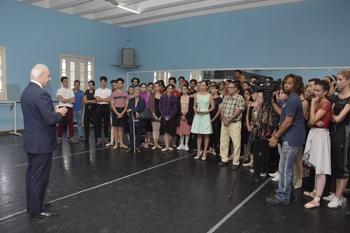 Viengsay Valdés recibe el Premio Excelencias en la sede del Ballet Nacional de Cuba, de manos de José Carlos de Santiago