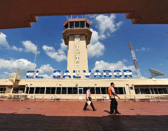 El Salvador recibe a industria aérea internacional