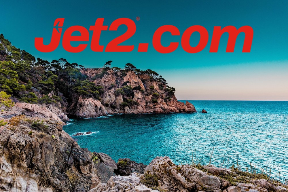 paisaje costero de Marbella, España y el logo de Jet2.com