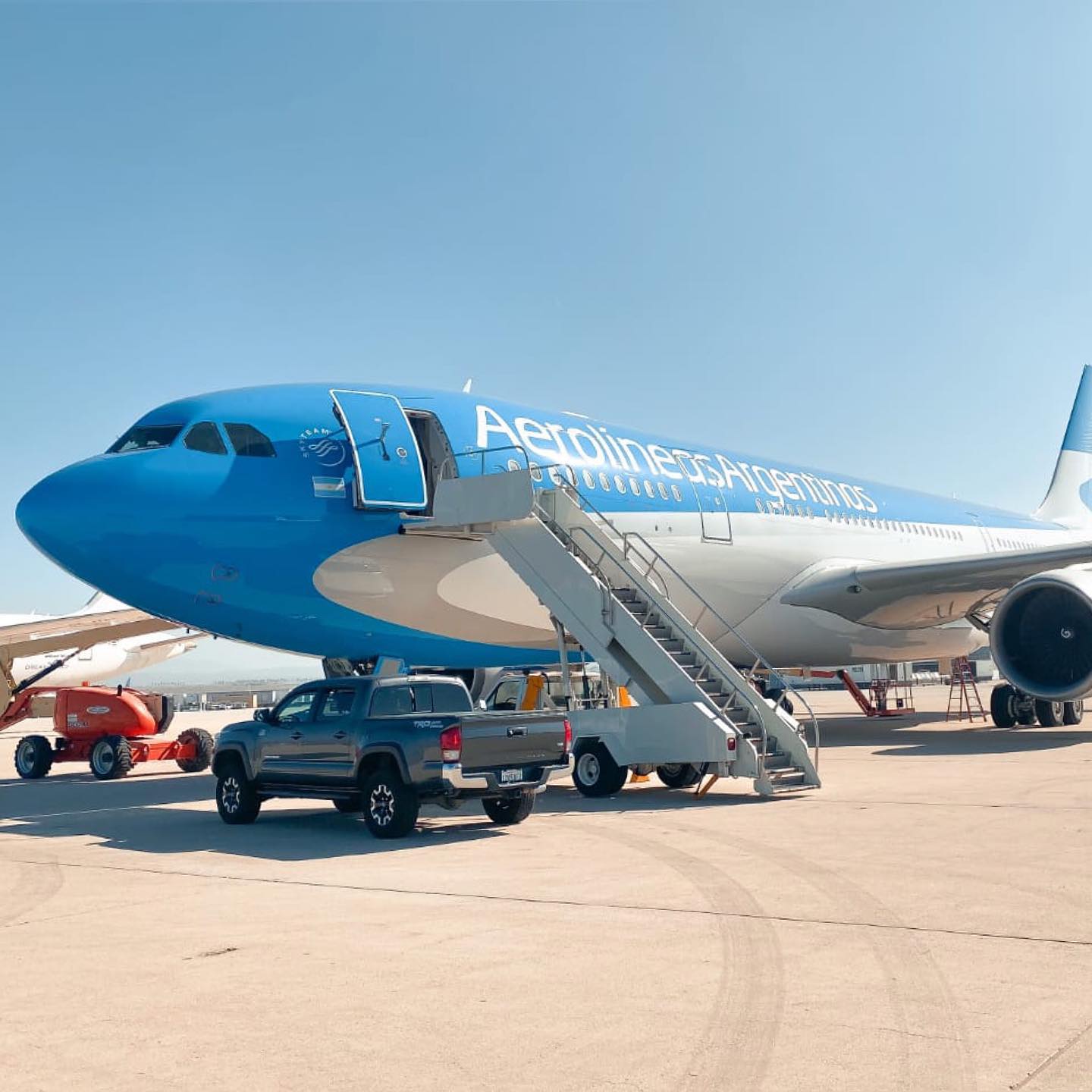 avión de aerolíneas argentinas en aeropuerto 