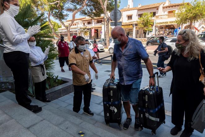 turistas alemanes llegan a un hotel en las Baleares