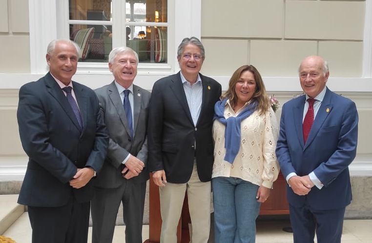 Entrega del PIn del Camino de Santiago al Presidente Guillermo Lasso