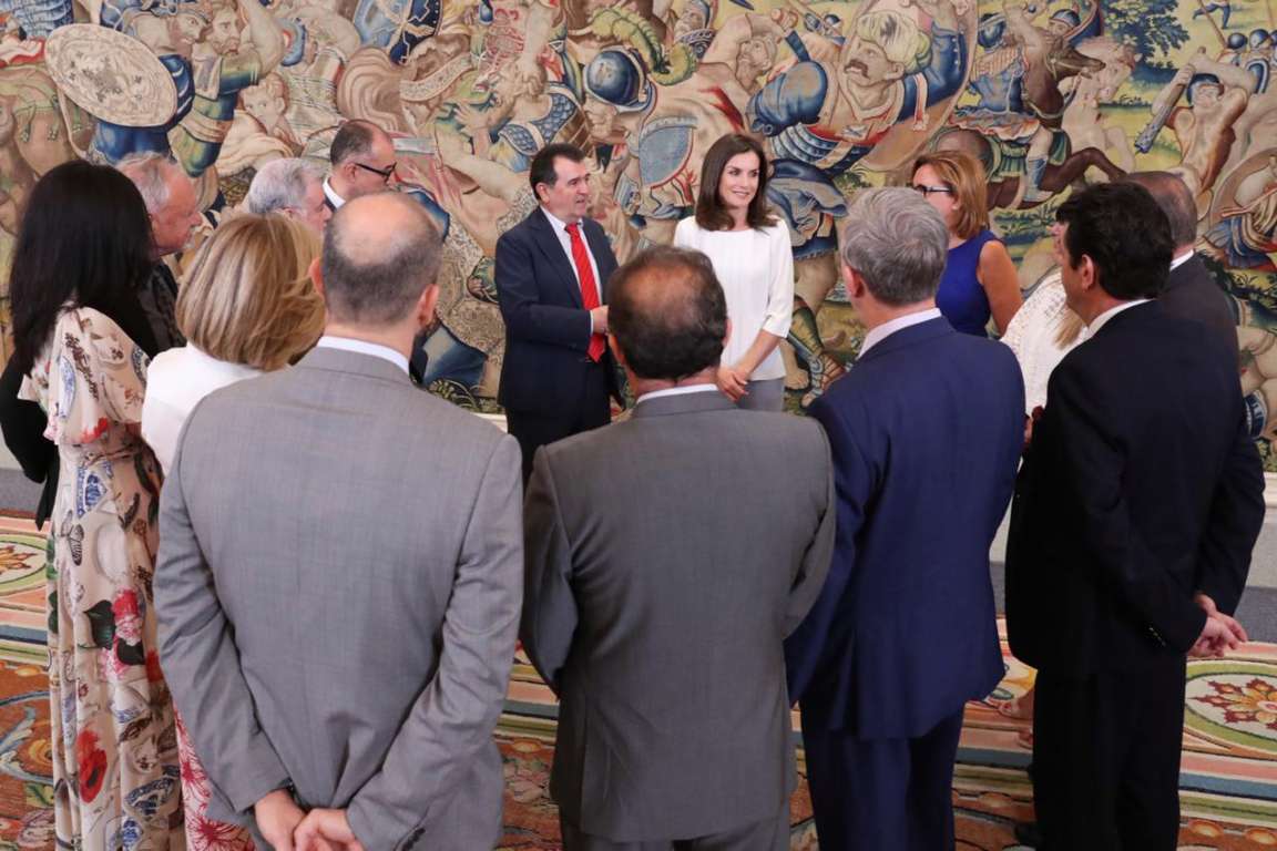 La Reina Letizia recibe  a una representación de la Asociación Española de Editoriales 