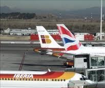 España: Iberia, Vueling y Spanair valoran subir tarifas para hacer frente al alza en precios del combustible