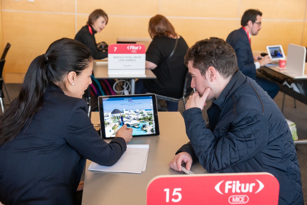 hombre y mujer reunidos en FITUR MICE 2020