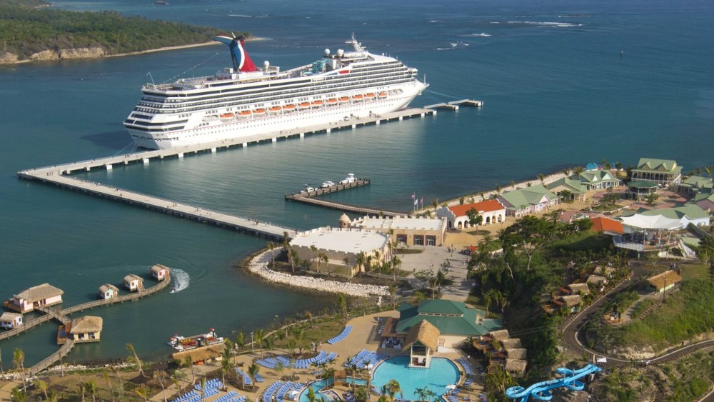 crucero de Carnival fondeado en Puerto Plata, visto desde el aire