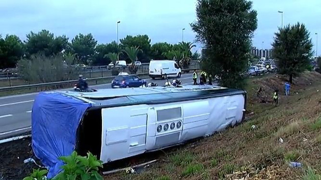 Un autobús con turistas extranjeros vuelca en Barcelona, 24 heridos