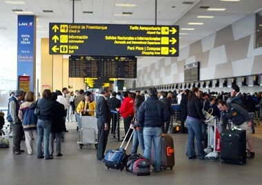 Tráfico aéreo mundial de pasajeros sigue creciendo mientras baja el de carga