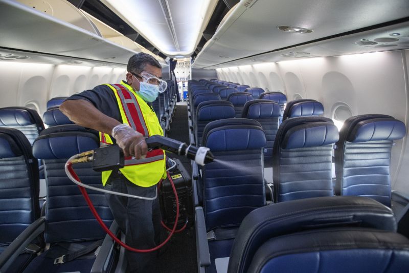 empleado de American Airlines desinfesta un avión