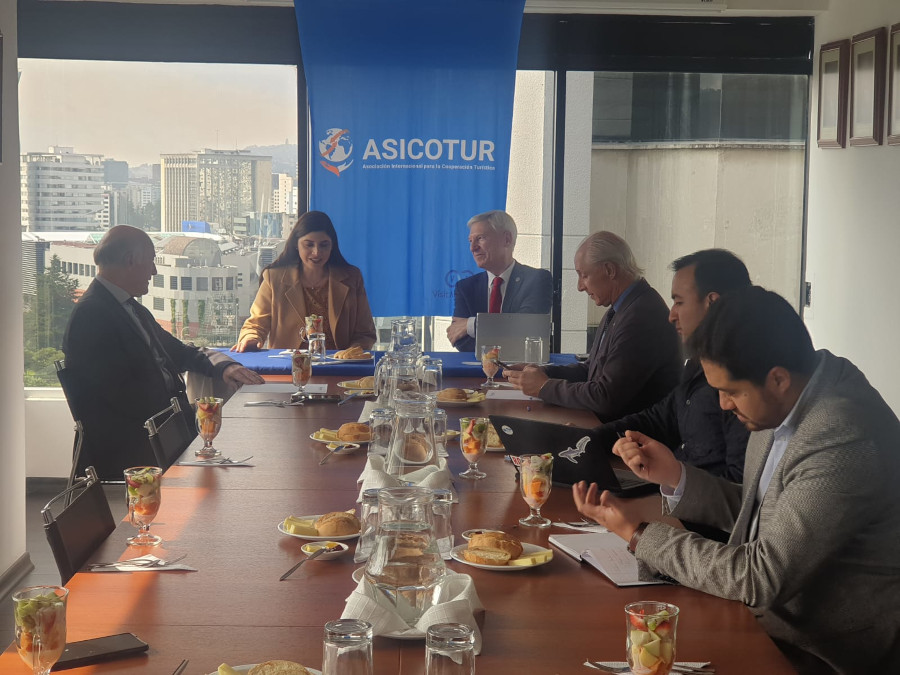 Viceministra de Turismo de Ecuador y delegación de ASICOTUR