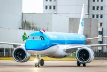 avión de KLM con las banderas de Holanda y Brasil por las ventanillas de los pilotos