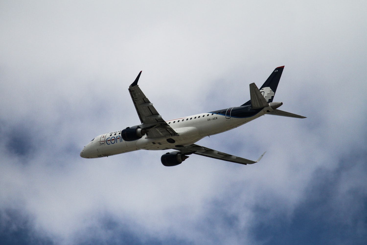 avión de Aeroméxico en el aire