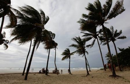 Huracán Bertha se mueve hacia el norte y se aleja del Caribe