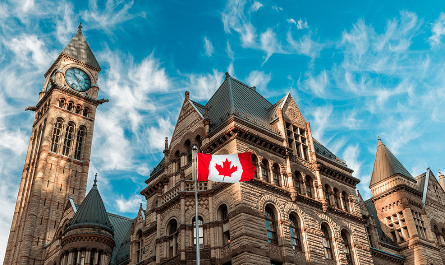 edificios en Canadá y la bandera canadiense